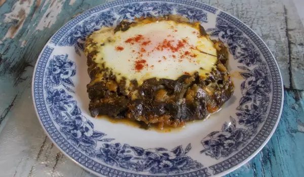 Щавель с рисом и яйцами в духовке