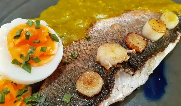 Сибас на сковороде с соусом из лука порея и шафрана