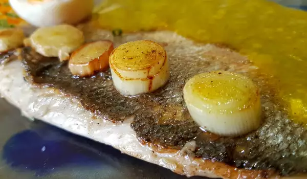 Сибас на сковороде с соусом из лука порея и шафрана