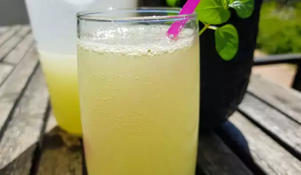 Щелочной напиток из лимона, имбиря и мяты