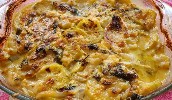 Легкая мусака с кабачками, баклажанами и картофелем
