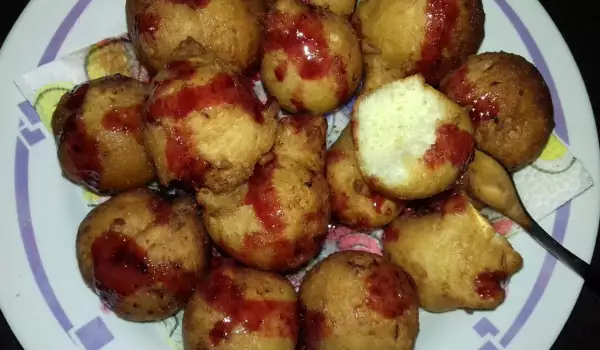 Пончики с молоком и ежевичным топпингом