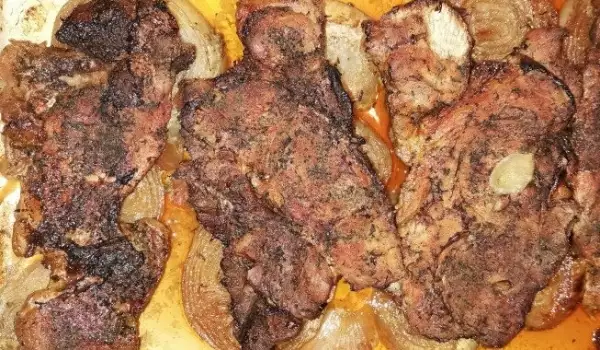 Стейки из свинины на подушке из лука