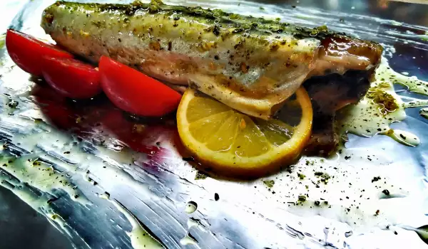 Печеная скумбрия в фольге с лимоном и чесноком