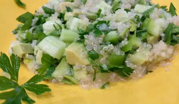 Салат из петрушки с киноа и авокадо