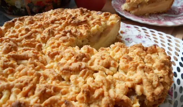 Масляный пирог с кремом, яблоками и корицей