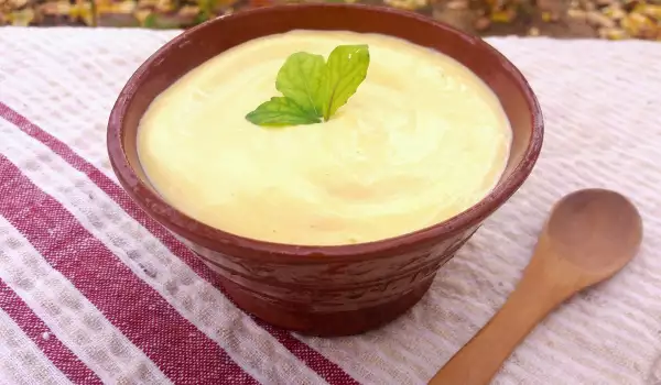 Домашний майонез оливковым маслом и листьями миниатюрной рукколы