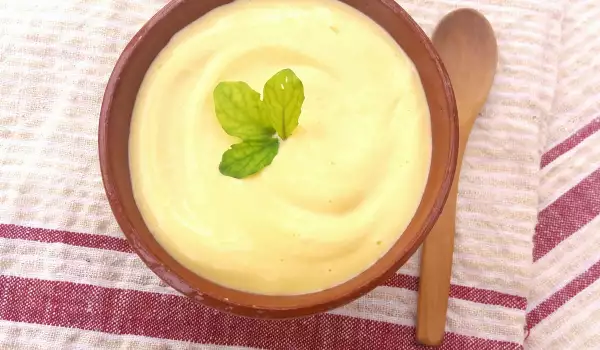 Домашний майонез оливковым маслом и листьями миниатюрной рукколы
