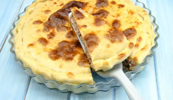 Луковый пирог с мясным фаршем и помидорами