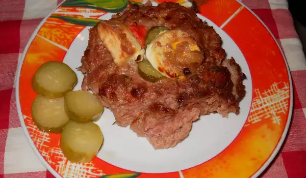 Мясное гнездышко с яйцами, солеными огурцами и сливочным сыром