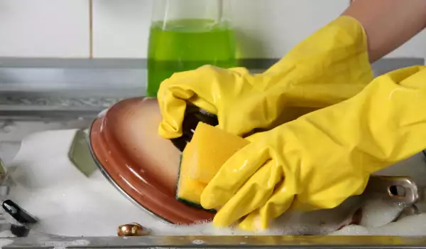 Как чистить тефлоновую сковороду?