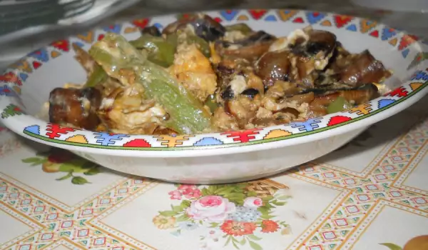 Яичница с грибами, сладким перцем и луком