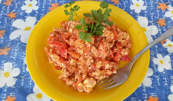 Яйца с помидорами и луком