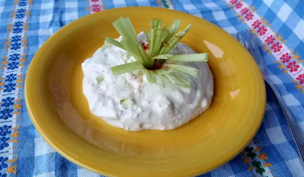 Молочный салат с луком-пореем и брынзой