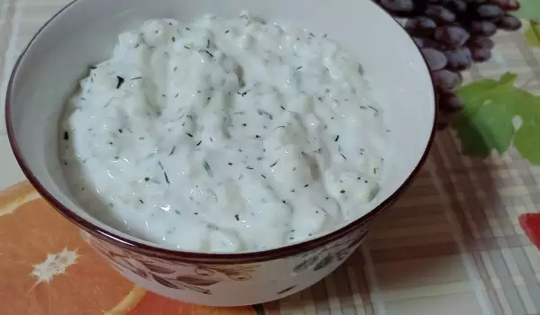 Молочный салат с кабачками и укропом