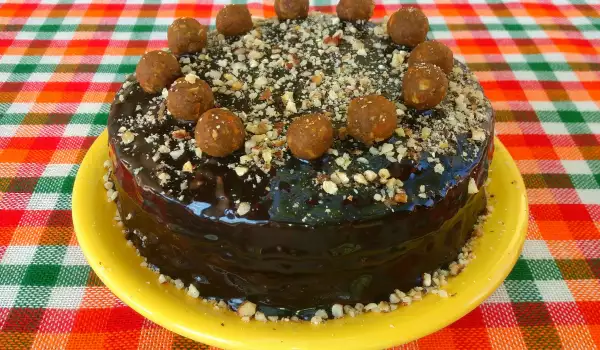 Веганский морковный торт с глазурью и грецкими орехами
