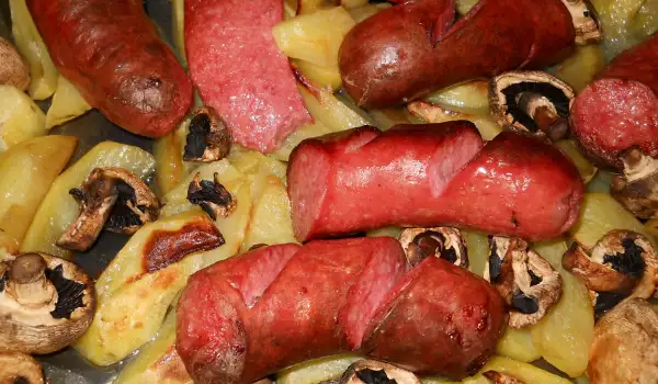 Запеченная македонская колбаска с картошкой и грибами