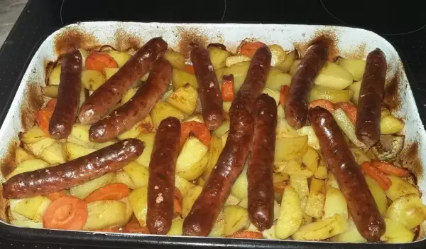 Колбаски с картошкой и морковью в духовке