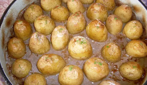 Запеченный в масле картофель в мундире