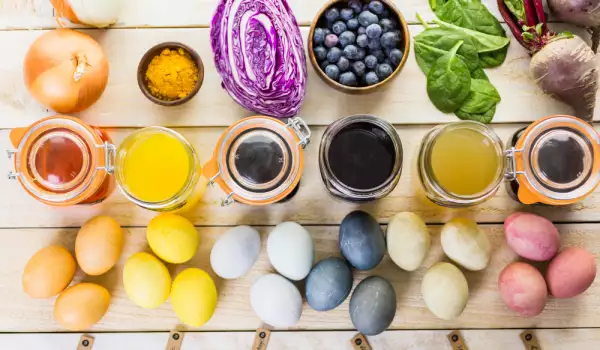 Окрашивание пасхальных яиц натуральными продуктами