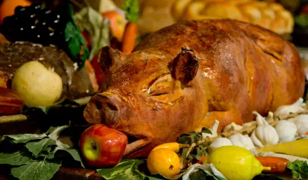 Запеченный поросенок, фаршированный ветчиной и грибами