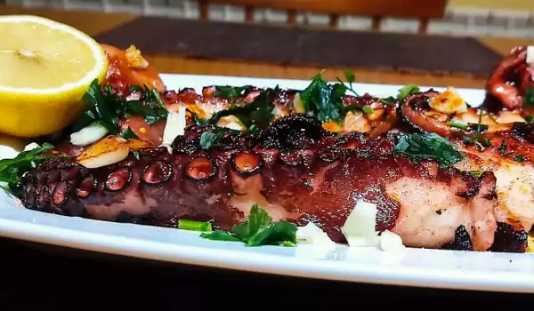 Пикантный жареный осьминог с чесноком и петрушкой