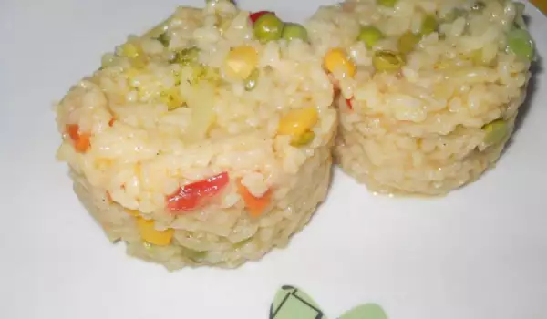 Рис с овощами, карри и соевым соусом