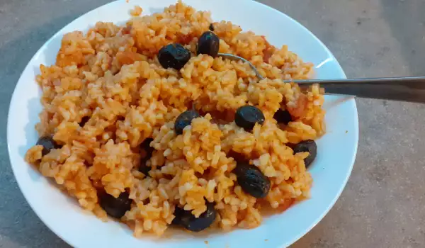 Постный рис с помидорами и оливками