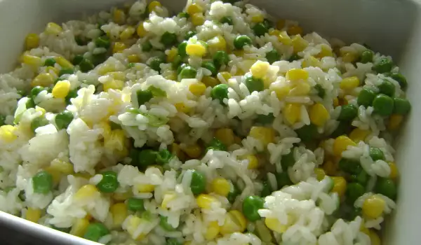 Жареный рис с горошком и кукурузой