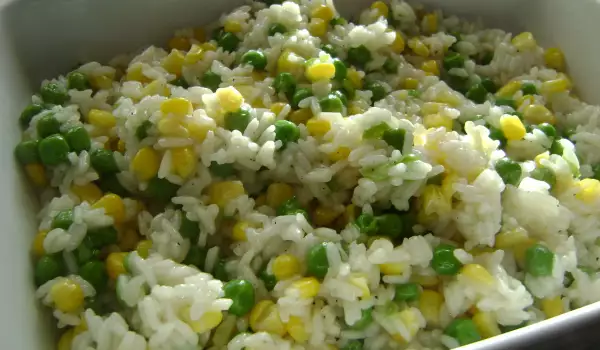 Жареный рис с горошком и кукурузой
