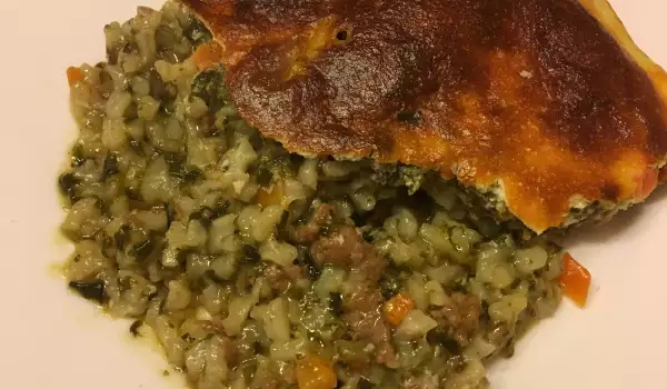 Рис с мясным фаршем и шпинатом в духовке