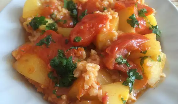 Рис с картошкой и помидорами в духовке