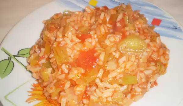 Рис с луком-пореем и помидорами