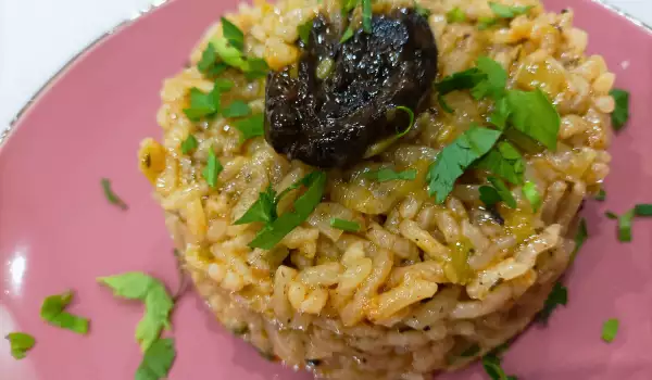 Лук-порей с рисом и черносливом