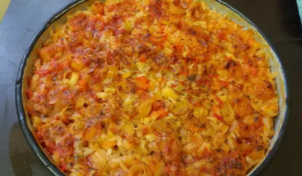 Рис с луком-пореем и помидорами в духовке