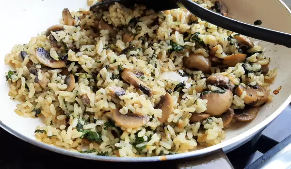 Жареный рис со шпинатом и грибами