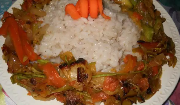 Белый рис с овощами на сковороде