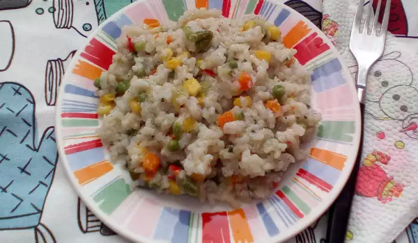 Рис с овощами, карри и соевым соусом