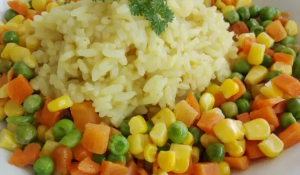 Бланшированный рис с овощами на сковороде