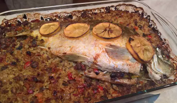 Карп фаршированный с фаршем и грецкими орехами