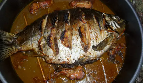 Запеченный карп с ореховой начинкой