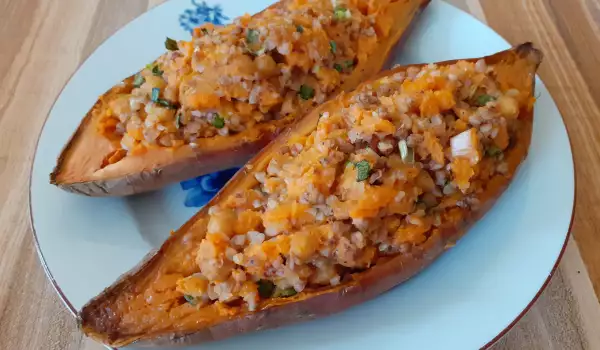 Батат, фаршированный нутом