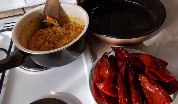 Постный сушеный перец с луком-пореем, рисом и фасолью