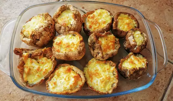 Фаршированные грибы с яйцами и брынзой в аэрофритюрнице