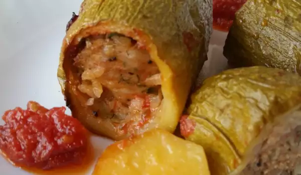Кабачки, фаршированные мясным фаршем и помидорами