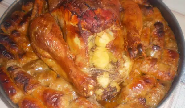 Фаршированная курица с картофелем и голубцами