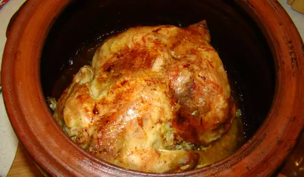 Вкусная фаршированная курица в глиняном горшке