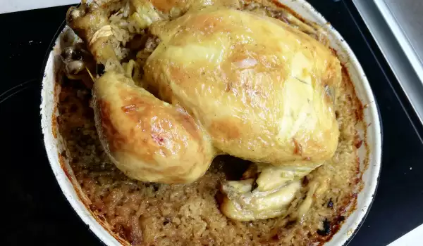 Курица, фаршированная луком и рисом