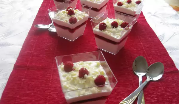 Панна-котта с малиной и белым шоколадом