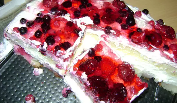 Торт из печенья с густым кислым молоком и замороженными ягодами